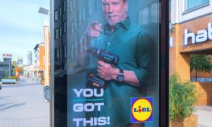 Reklama za Lidl s Arnoldom Schwarzeneggerom koji drži Parkside bušilicu i porukom - You got this! - u gradskoj ulici