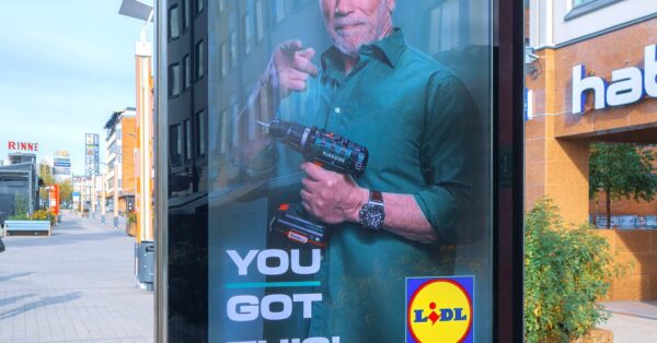 Reklama za Lidl s Arnoldom Schwarzeneggerom koji drži Parkside bušilicu i porukom - You got this! - u gradskoj ulici