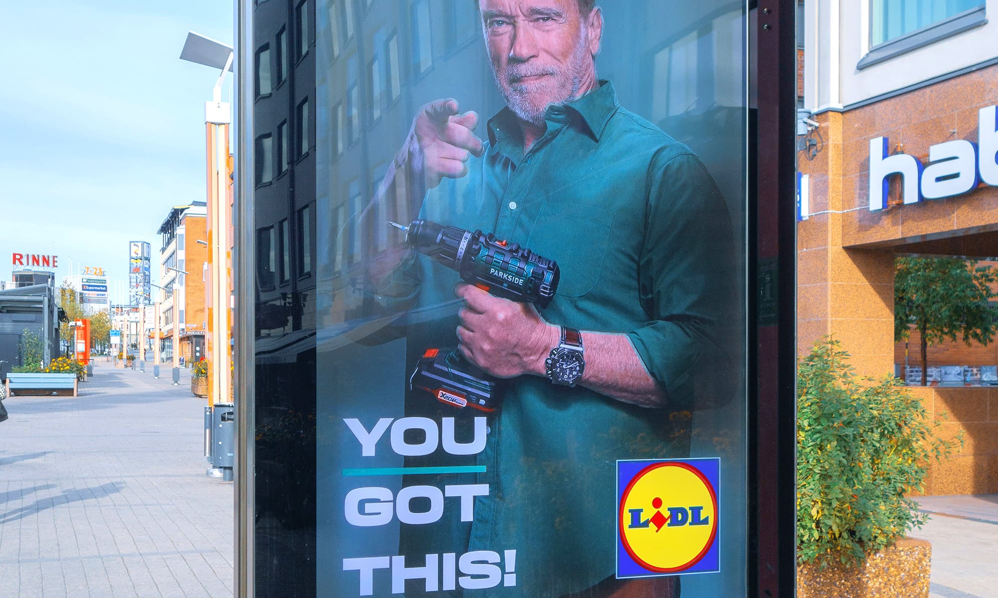 Reklama za Lidl s Arnoldom Schwarzeneggerom koji drži Parkside bušilicu i porukom - You got this! - u gradskoj ulici