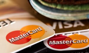 Platne kartice MasterCard i Visa u novčaniku – simbol bezgotovinskog a.plaćanja i suvremenih financijskih uslug
