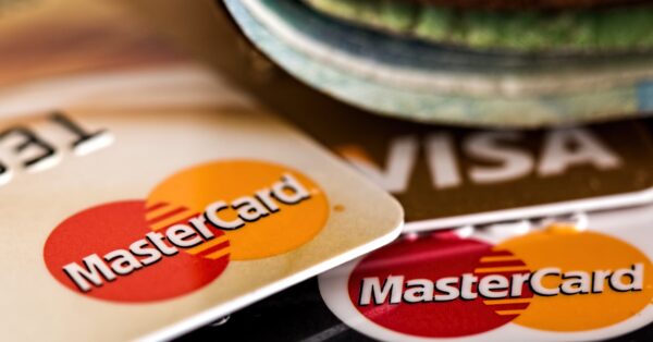 Platne kartice MasterCard i Visa u novčaniku – simbol bezgotovinskog a.plaćanja i suvremenih financijskih uslug