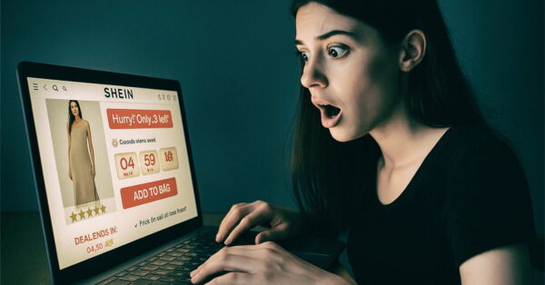 Mlada žena šokiranog izraza lica gleda u laptop na kojem je otvorena stranica Shein s porukom 'Hurry! Only 3 left!', što ilustrira tipičan primjer žurnog marketinga i FOMO efekta u online kupovini.