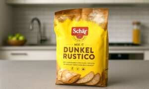Paket Schär Mix It Dunkel Rustico bezglutenskog brašna na kuhinjskoj radnoj površini.