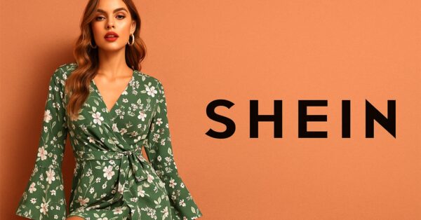 Model u zelenoj cvjetnoj haljini ispred narančaste pozadine s logotipom modne internetske trgovine SHEIN