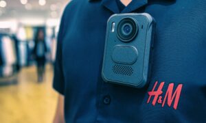 Bodycam na radnoj odjeći prodavača u H&M lancu brze mode.