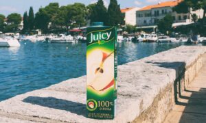 Sok Juicy 100% jabuka na malinskoj rivi.