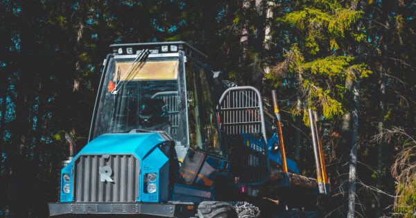 Traktor u šumi kao simbole deforestacije i uništavanja prirodnih staništa te bioraznolikosti.