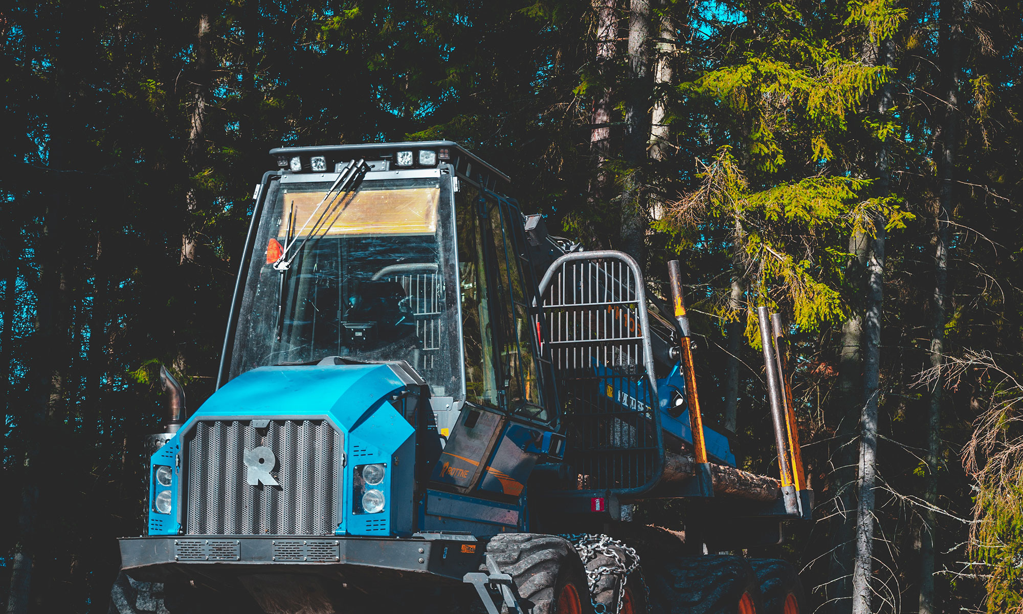 Traktor u šumi kao simbole deforestacije i uništavanja prirodnih staništa te bioraznolikosti.