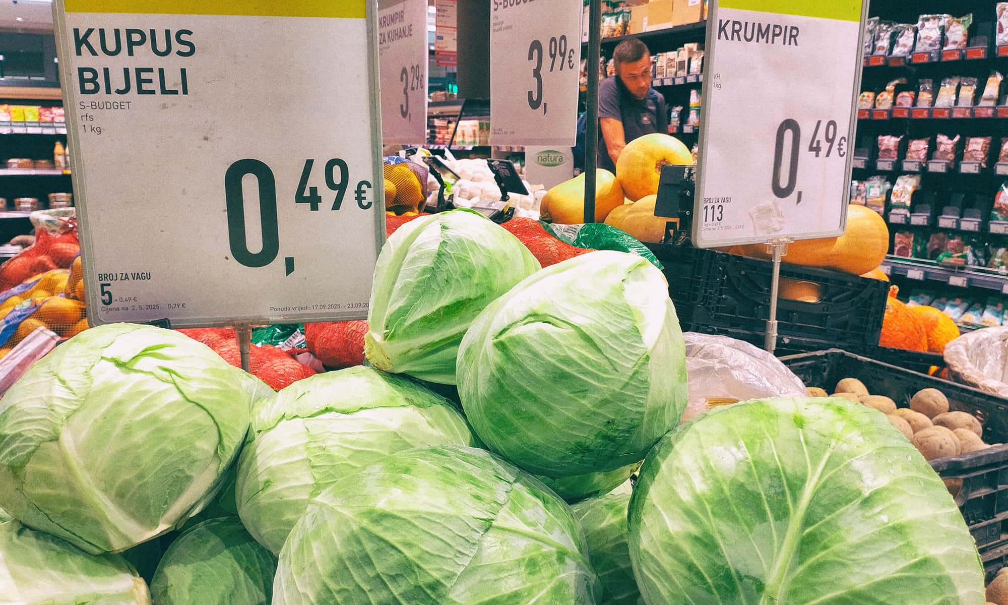 Glavice kupusa na odjelu povrća u maloprodajnom lancu.