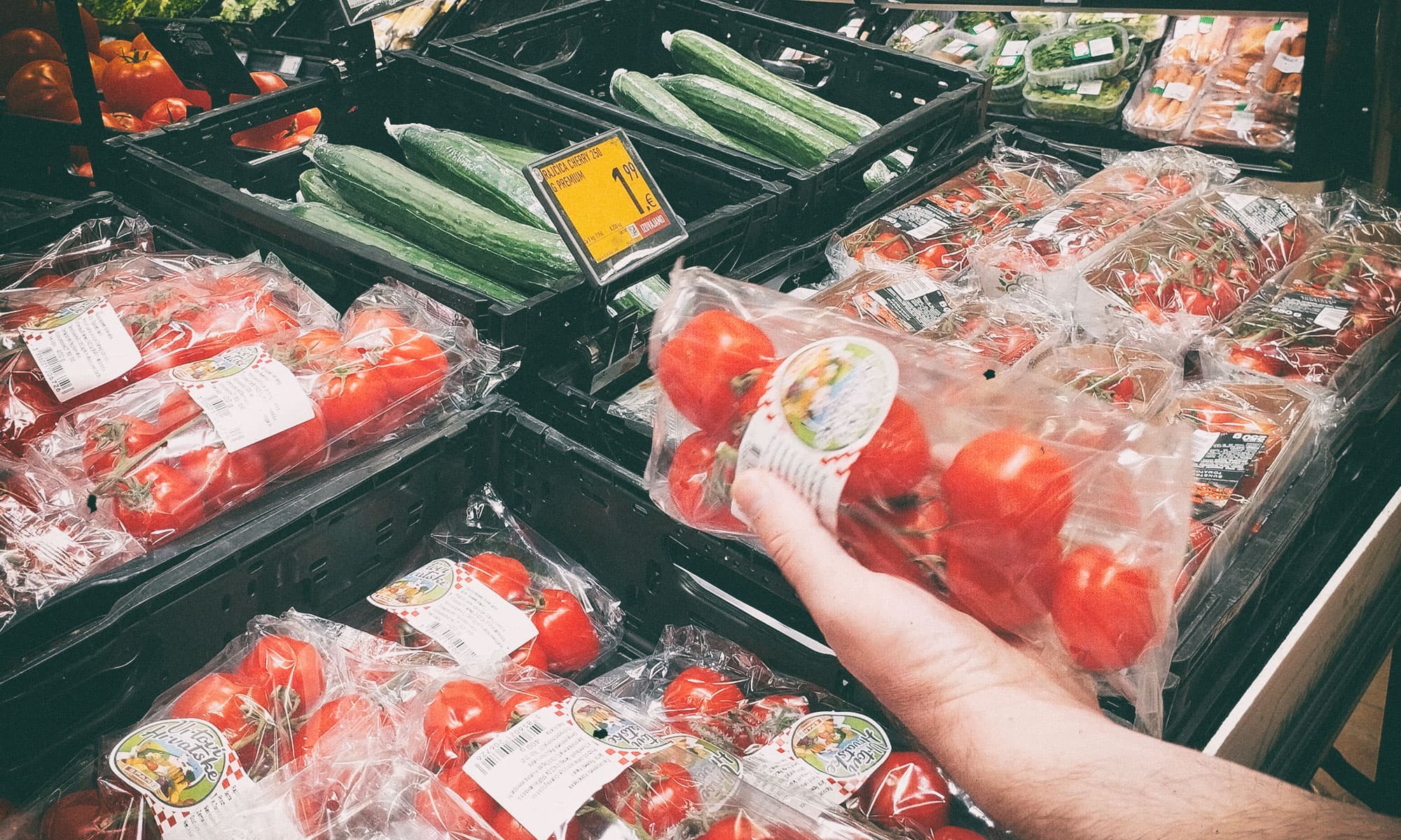 Rajčice na odjelu povrća u Sparu.